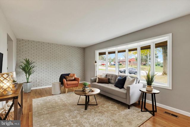 1227 LEBANON RD, Manheim, PA 17545