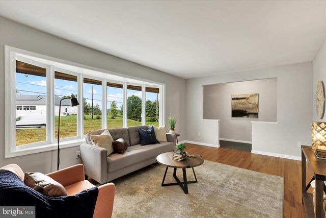 1227 LEBANON RD, Manheim, PA 17545