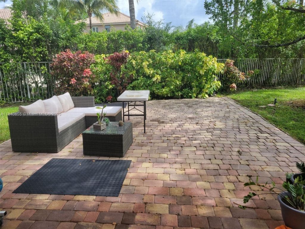1569 Winterberry Ln, Weston, FL 33327