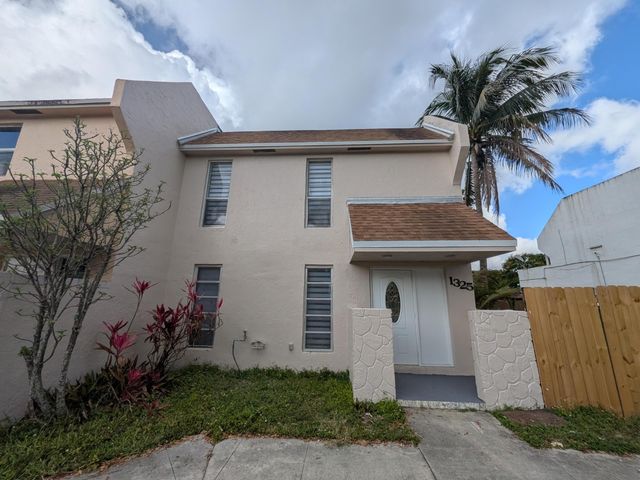 1325 Silverado 1325, North Lauderdale, FL 33068