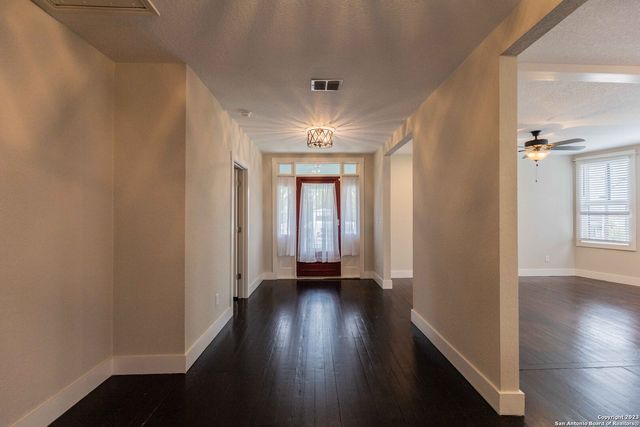 1121 E CROCKETT ST, San Antonio, TX 78202
