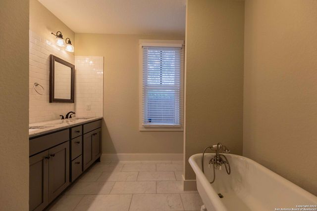 1121 E CROCKETT ST, San Antonio, TX 78202