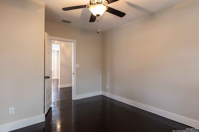 1121 E CROCKETT ST, San Antonio, TX 78202