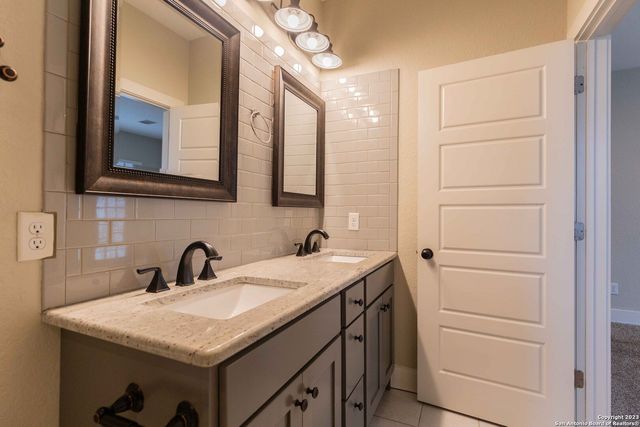 1121 E CROCKETT ST, San Antonio, TX 78202