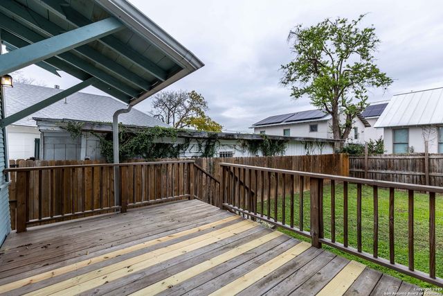 1121 E CROCKETT ST, San Antonio, TX 78202