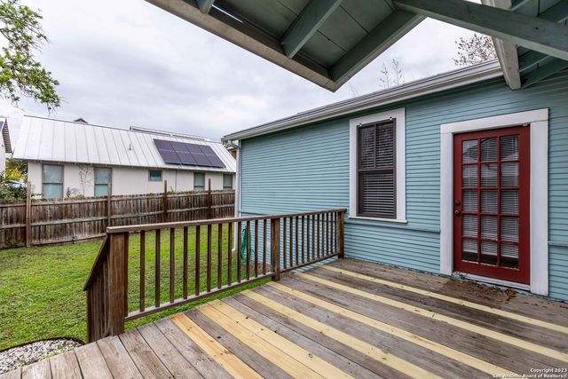 1121 E CROCKETT ST, San Antonio, TX 78202