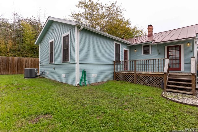 1121 E CROCKETT ST, San Antonio, TX 78202
