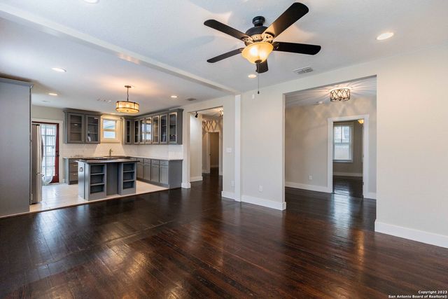 1121 E CROCKETT ST, San Antonio, TX 78202