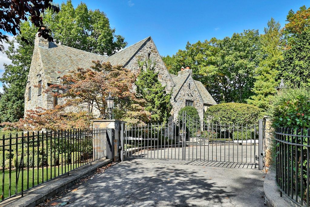 15 Hillcrest Drive, Pelham, NY 10803