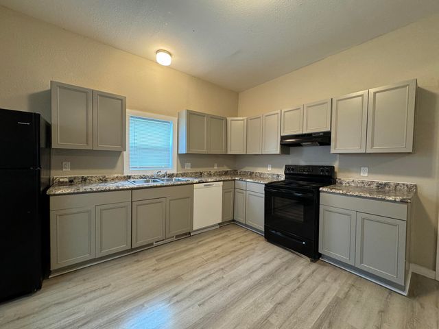 924 W College Street, Springfield, MO 65806