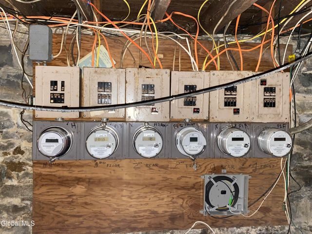 39 Kelton Avenue, Schenectady, NY 12304