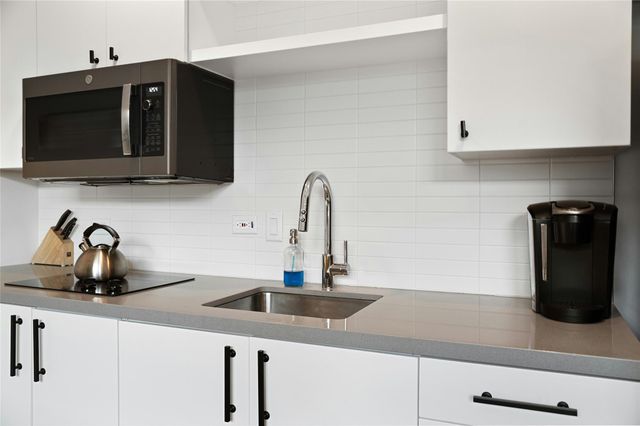 49 Navasota ST 216, Austin, TX 78702