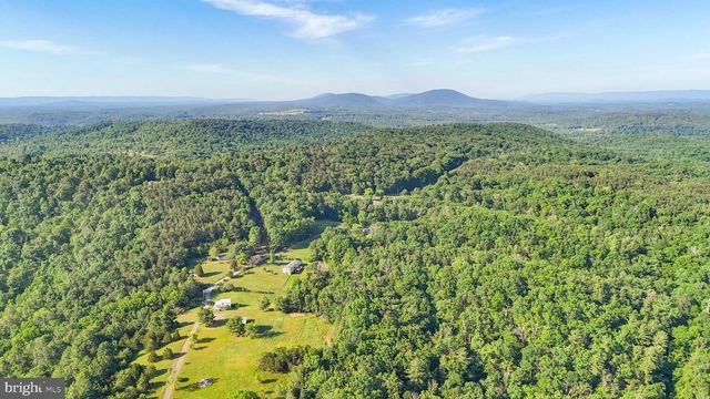 9000 CORNER RD, Hancock, MD 21750