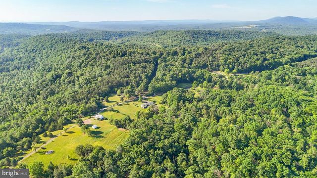 9000 CORNER RD, Hancock, MD 21750