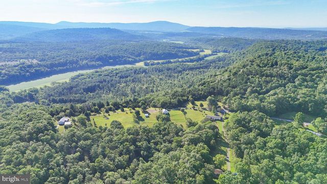 9000 CORNER RD, Hancock, MD 21750