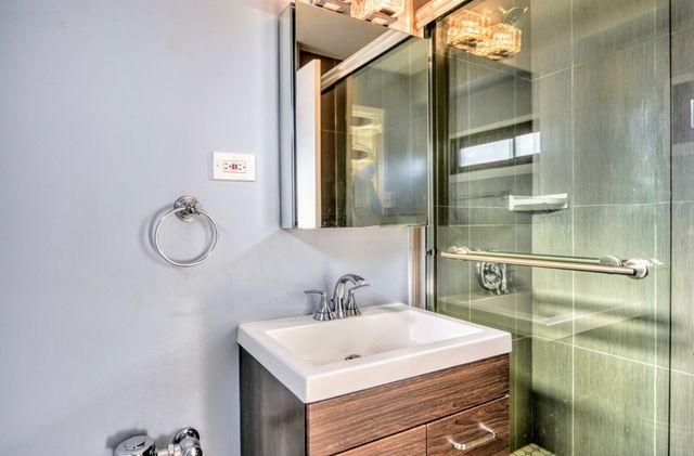 6030 N SHERIDAN Road 301, Chicago, IL 60660