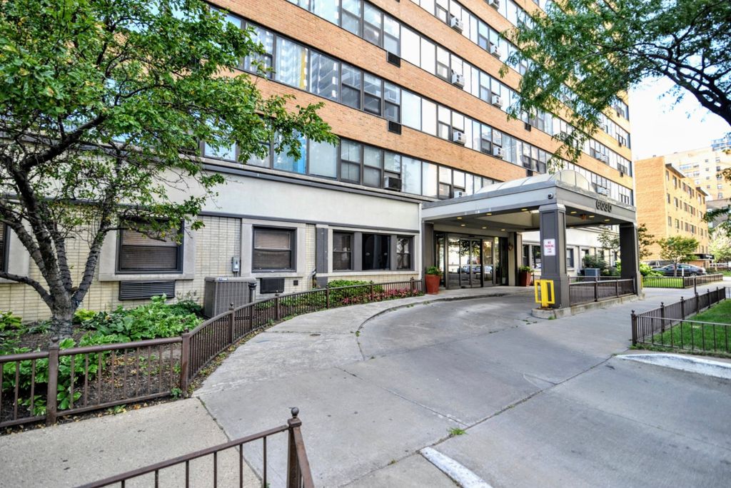 Image 1 of property listing at 6030 N SHERIDAN Road 301, Chicago, IL 60660
