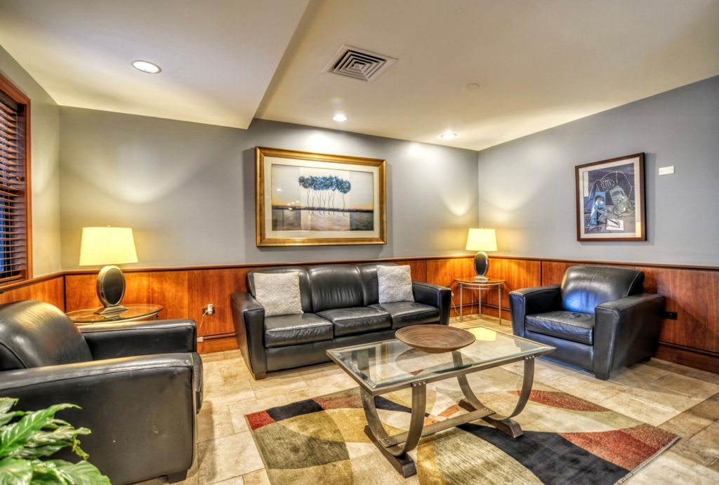 Image 2 of property listing at 6030 N SHERIDAN Road 301, Chicago, IL 60660