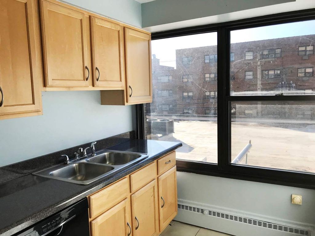 Image 11 of property listing at 6030 N SHERIDAN Road 301, Chicago, IL 60660