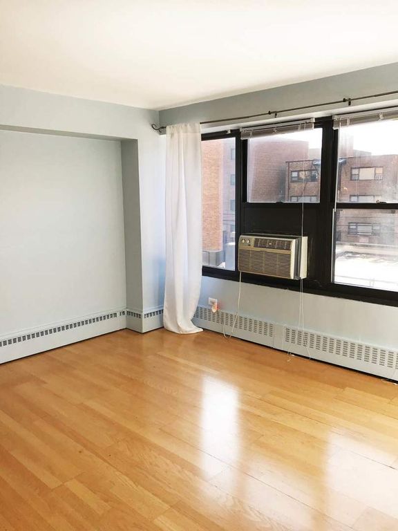 Image 13 of property listing at 6030 N SHERIDAN Road 301, Chicago, IL 60660
