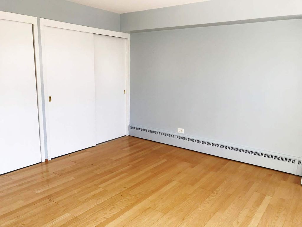Image 14 of property listing at 6030 N SHERIDAN Road 301, Chicago, IL 60660