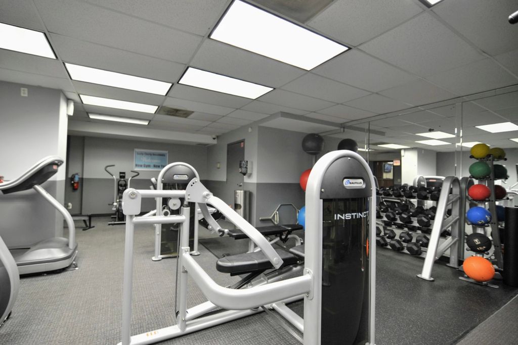 Image 19 of property listing at 6030 N SHERIDAN Road 301, Chicago, IL 60660