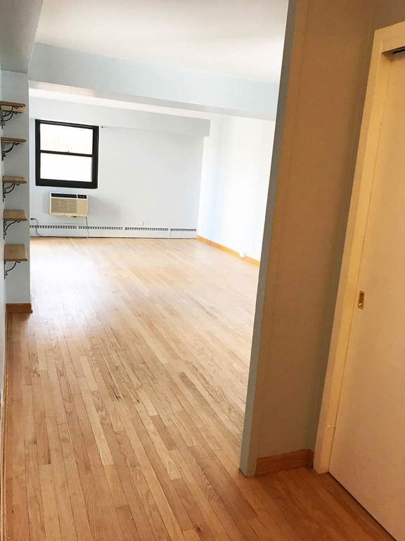 Image 4 of property listing at 6030 N SHERIDAN Road 301, Chicago, IL 60660