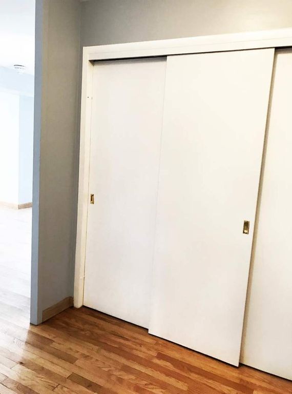 Image 5 of property listing at 6030 N SHERIDAN Road 301, Chicago, IL 60660