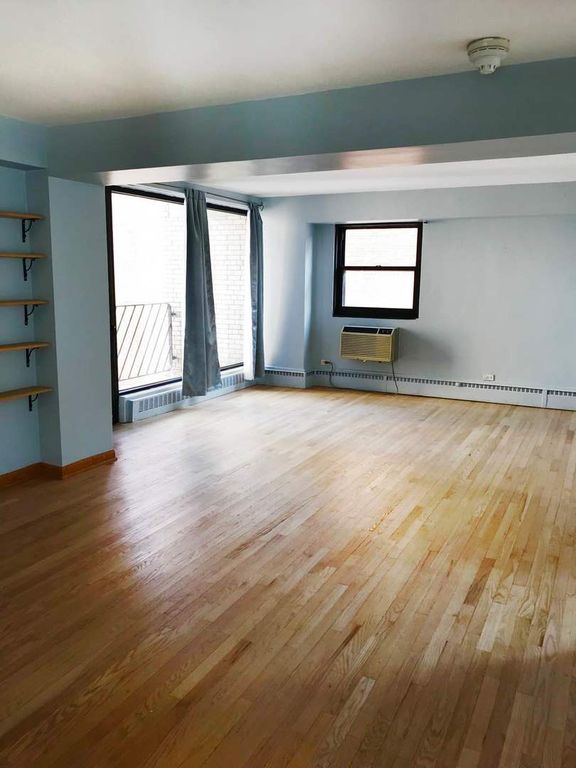 Image 6 of property listing at 6030 N SHERIDAN Road 301, Chicago, IL 60660