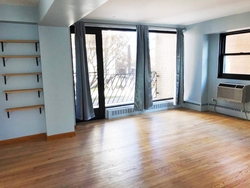 Image 7 of property listing at 6030 N SHERIDAN Road 301, Chicago, IL 60660