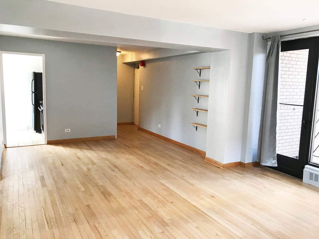Image 8 of property listing at 6030 N SHERIDAN Road 301, Chicago, IL 60660