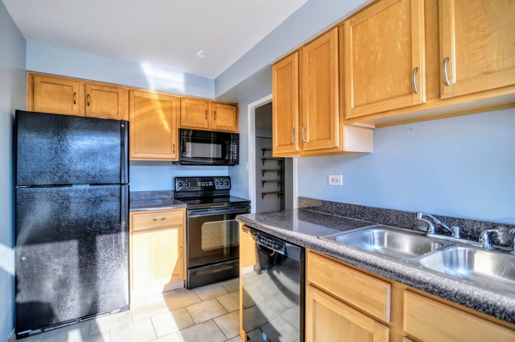 Image 9 of property listing at 6030 N SHERIDAN Road 301, Chicago, IL 60660