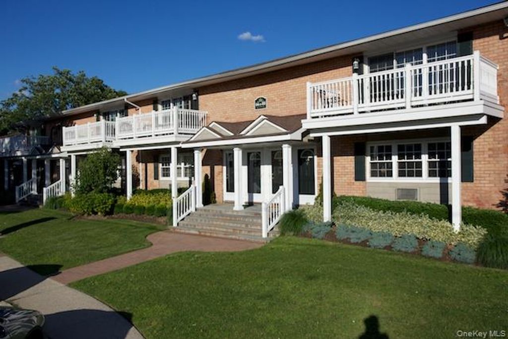 2 Claire Court 64, West Babylon, NY 11704