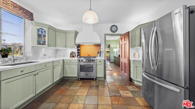 2882 Belden Drive, Los Angeles, CA 90068