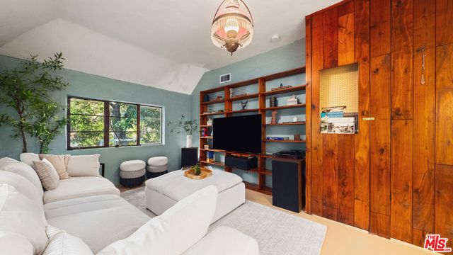 2882 Belden Drive, Los Angeles, CA 90068