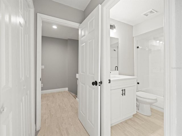 15407 W POND WOODS DRIVE 15407, Tampa, FL 33618