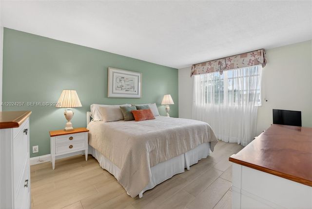 2800 NW 47th Ter 303B, Lauderdale Lakes, FL 33313