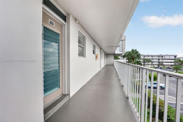2800 NW 47th Ter 303B, Lauderdale Lakes, FL 33313
