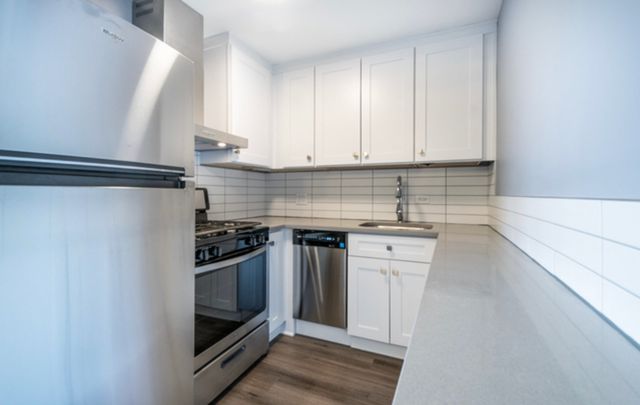 941 N NORTHWEST Highway 3C, Park Ridge, IL 60068