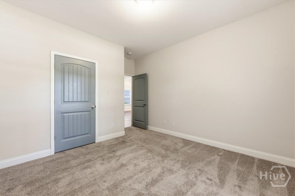 Image 8 of property listing at 15 Roundstone Way, Richmond Hill, GA 31324