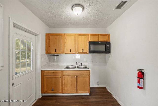 8053 LEXINGTON Drive, Jacksonville, FL 32208