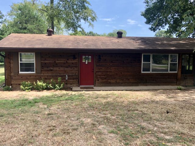 832 Pineview Dr, Springville, TN 38256