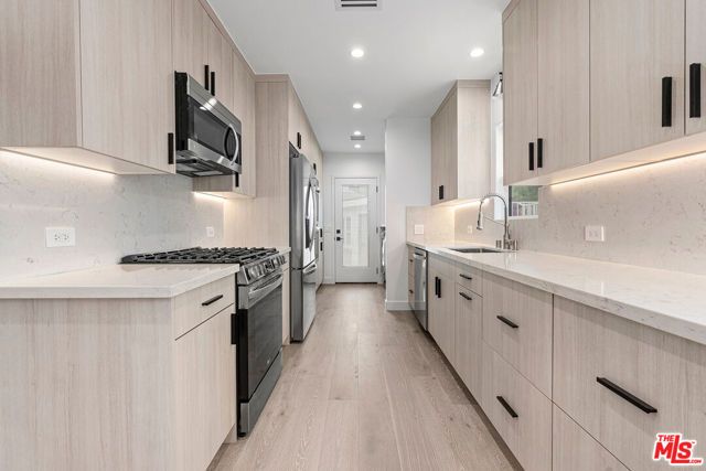 1901 S Point View Street, Los Angeles, CA 90034