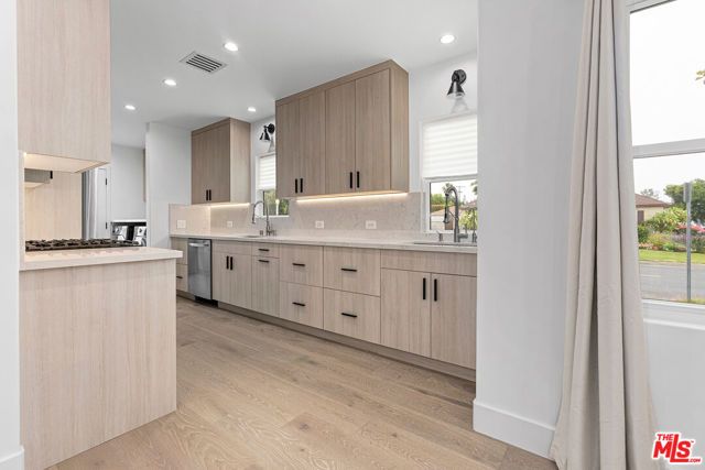 1901 S Point View Street, Los Angeles, CA 90034