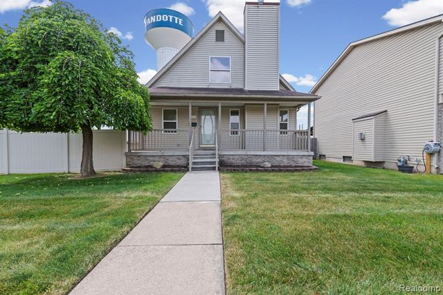 941 Pine Street, Wyandotte, MI 48192