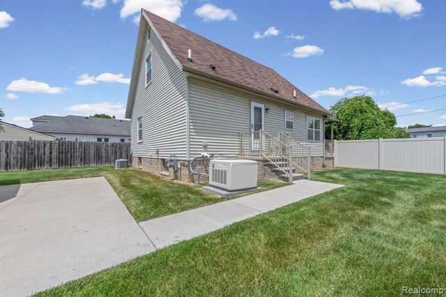 941 Pine Street, Wyandotte, MI 48192