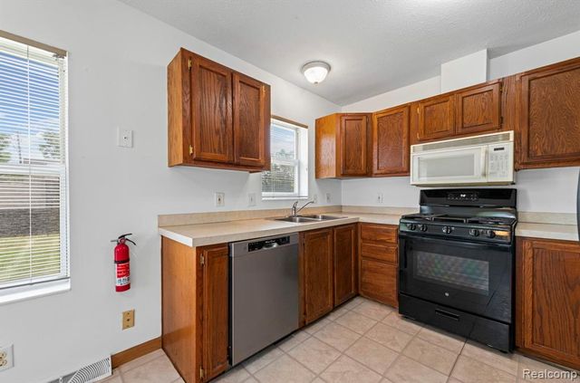 941 Pine Street, Wyandotte, MI 48192