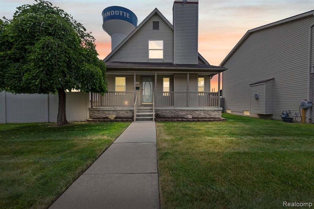 941 Pine Street, Wyandotte, MI 48192