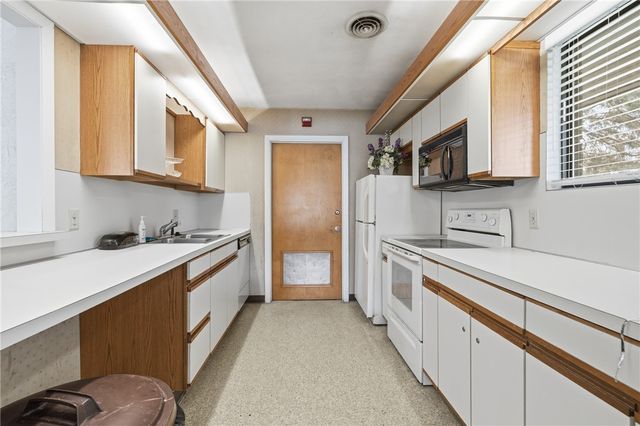 196 Old River Road 8F, Lincoln, RI 02865