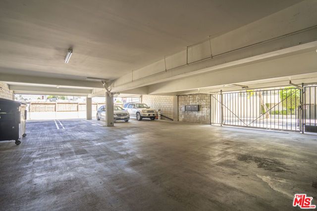 22705 Del Valle Street 2, Woodland Hills (los Angeles), CA 91364